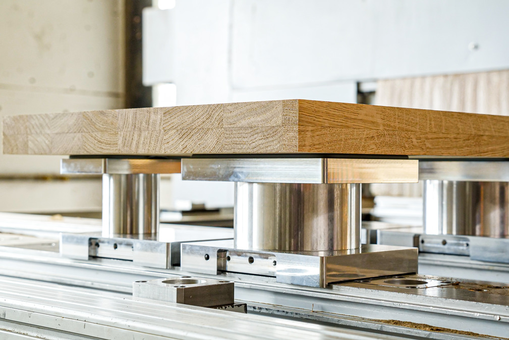 The VCBL-HD holds both thin construction and standard furniture parts as well as heavy solid wood with a rough surface safely and eliminates the need to change clamping devices.